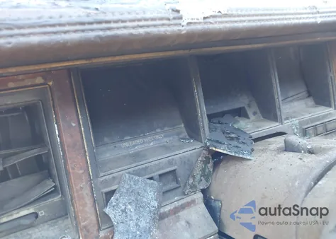 1993 Lincoln Town Car Signature/Jack Nicklaus z USA, uszkodzony, nr VIN 1LNLM82W7PY771113